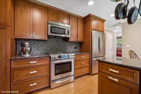 Kitchen - 951 Wayne Ave, Deerfield, IL 60015 photo 2 of 4
