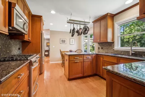 Kitchen - 951 Wayne Ave, Deerfield, IL 60015 photo 3 of 4