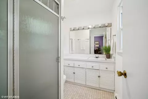 Bath - 951 Wayne Ave, Deerfield, IL 60015 photo 2 of 3