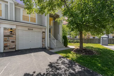 8945 W Heathwood Cir, Niles, IL 60714