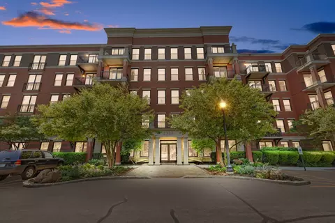 2335 W Belle Plaine Ave #316, Chicago, IL 60618