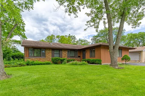 542 Ridge Ave, Elk Grove Village, IL 60007