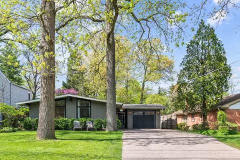 670 Greenbriar Ln, Lake Forest, IL 60045