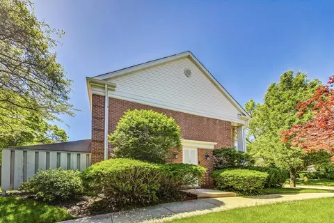 101 Chanticleer Ln, Hinsdale, IL 60521
