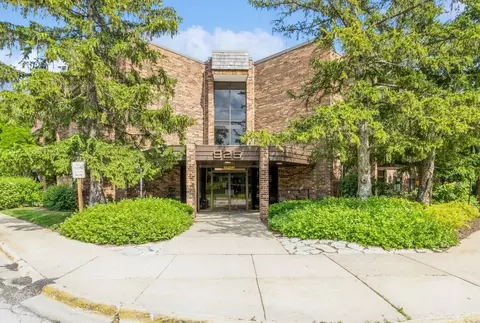 925 Spring Hill Dr #207, Northbrook, IL 60062