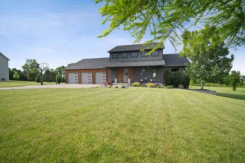 14602 Knob Hill Dr, Heyworth, IL 61745