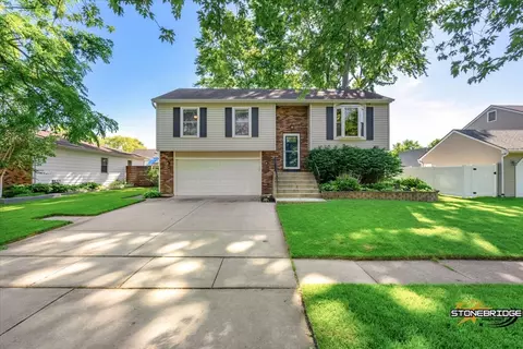 912 Independence Ave, Saint Charles, IL 60174