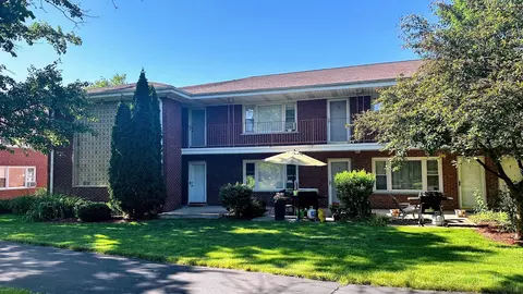 105 Dover Dr #11, Des Plaines, IL 60018