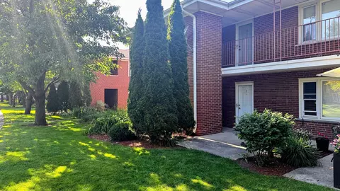 105 Dover Dr #11, Des Plaines, IL 60018 photo 2