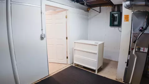 Entry Way - 1681 Ashburn Ct #E, Wheaton, IL 60189 photo 1 of 1