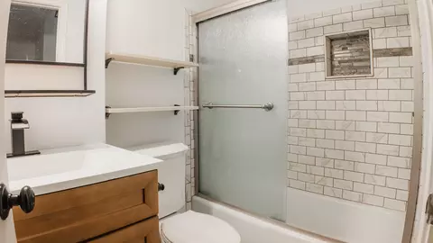 Bath - 1681 Ashburn Ct #E, Wheaton, IL 60189 photo 3 of 4