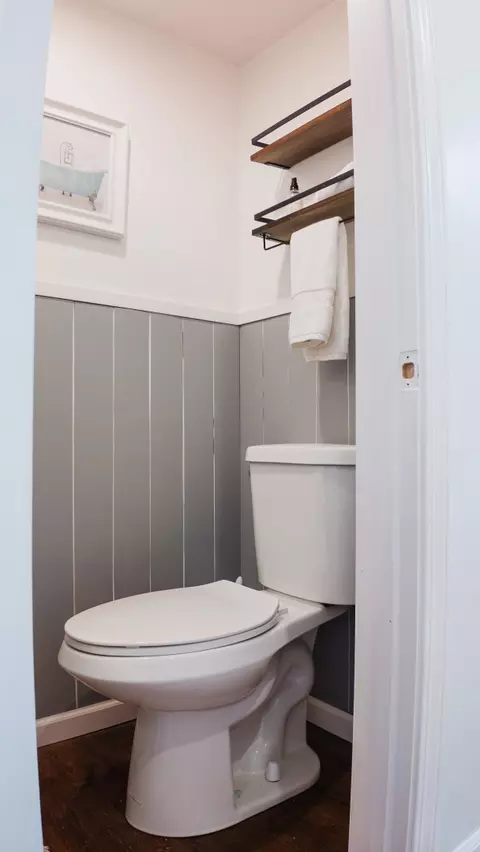 Bath - 1681 Ashburn Ct #E, Wheaton, IL 60189 photo 2 of 4