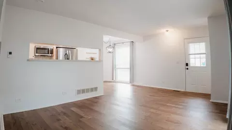 Living - 1681 Ashburn Ct #E, Wheaton, IL 60189 photo 2 of 3