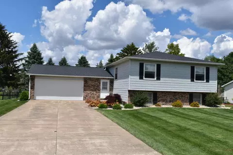 355 E Seven Pines Dr, El Paso, IL 61738