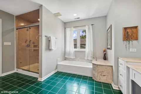 Bath - 3503 Linneman St, Glenview, IL 60025 photo 2 of 4
