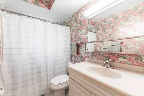 Bath - 779 Willow Ct, Bartlett, IL 60103 photo 1 of 2