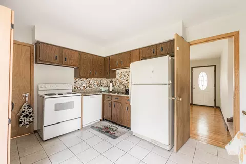 Kitchen - 779 Willow Ct, Bartlett, IL 60103 photo 2 of 2
