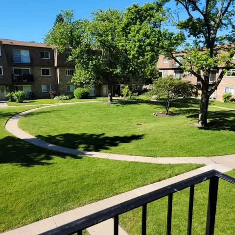 9436 Bay Colony Dr #2E, Des Plaines, IL 60016