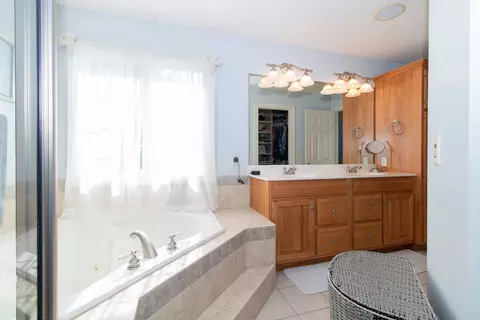 Bath - 3 Chloe Ct, Bloomington, IL 61704 photo 3 of 7