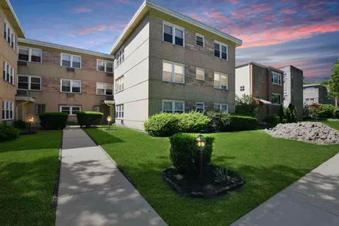 4635 Main St #2A, Skokie, IL 60076