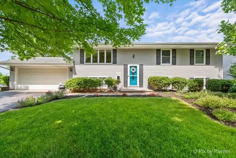 302 Greenfield Cir, Geneva, IL 60134