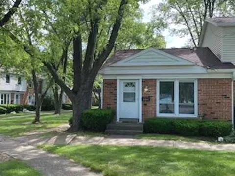 2041 Essex Ct, Streamwood, IL 60107