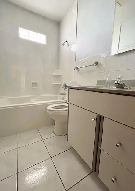 Bath - 238 E Berkley Ln, Hoffman Estates, IL 60169 photo 2 of 2