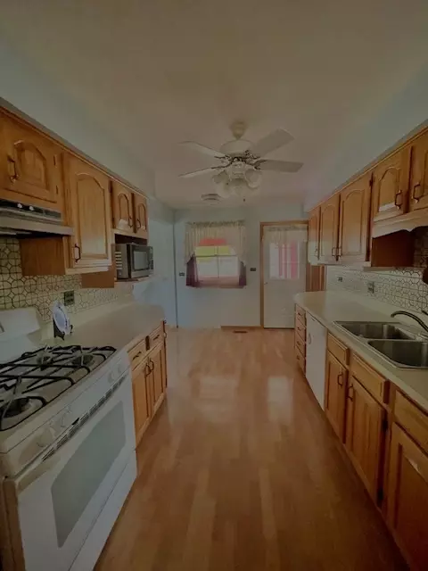 Kitchen - 238 E Berkley Ln, Hoffman Estates, IL 60169 photo 1 of 3
