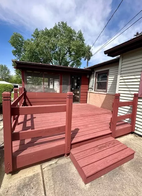 Exterior - 238 E Berkley Ln, Hoffman Estates, IL 60169 photo 3 of 4