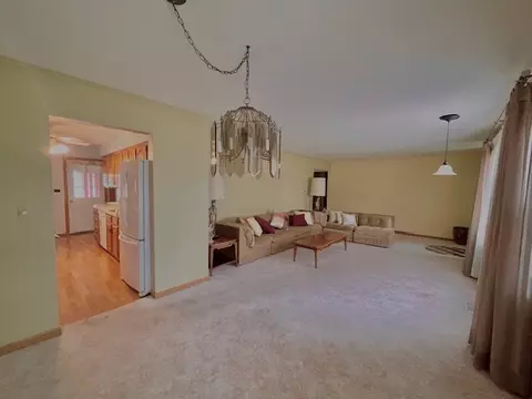Living - 238 E Berkley Ln, Hoffman Estates, IL 60169 photo 3 of 4