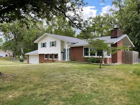 2015 Meadowlake Dr, Charleston, IL 61920