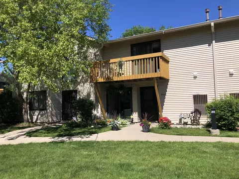 965 Market Ct, Vernon Hills, IL 60061