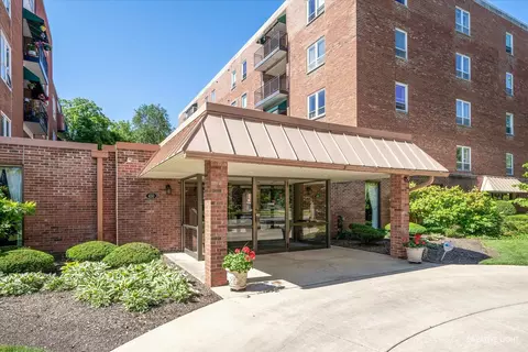 460 W Downer Pl #3E, Aurora, IL 60506
