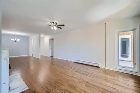 Living - 1333 Maple Ave #4B, Evanston, IL 60201 photo 2 of 3