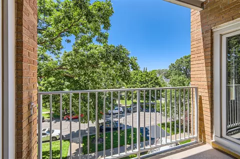 Exterior - 1333 Maple Ave #4B, Evanston, IL 60201 photo 2 of 4