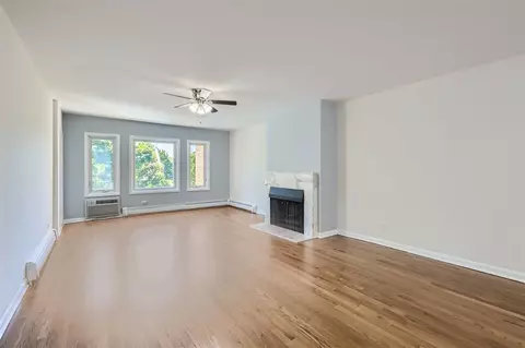 Living - 1333 Maple Ave #4B, Evanston, IL 60201 photo 1 of 3