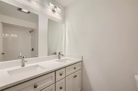 Bath - 1333 Maple Ave #4B, Evanston, IL 60201 photo 2 of 2