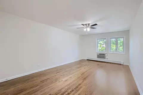 Living - 1333 Maple Ave #4B, Evanston, IL 60201 photo 3 of 3