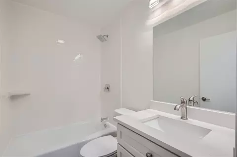 Bath - 1333 Maple Ave #4B, Evanston, IL 60201 photo 1 of 2