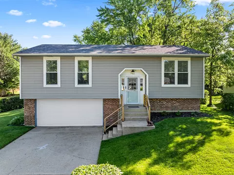 702 S 11th Ave, Saint Charles, IL 60174