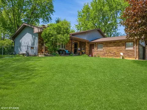 100 Lakewood Dr, Oakwood Hills, IL 60013
