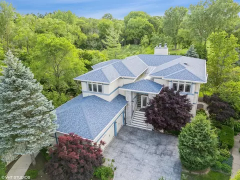 17 W070 Burr Oak Ln, Willowbrook, IL 60527