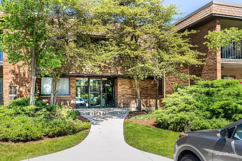 70 Old Oak Dr #120, Buffalo Grove, IL 60089