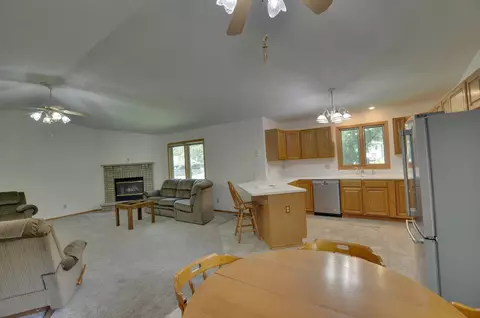 Living - 514 E Jackson St, Belvidere, IL 61008 photo 1 of 2