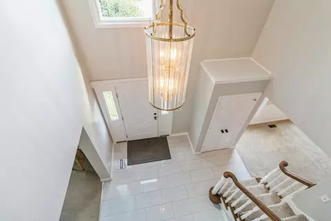 Entry Way - 3951 Bordeaux Dr, Hoffman Estates, IL 60192 photo 2 of 3