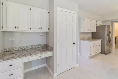 Kitchen - 3951 Bordeaux Dr, Hoffman Estates, IL 60192 photo 3 of 5