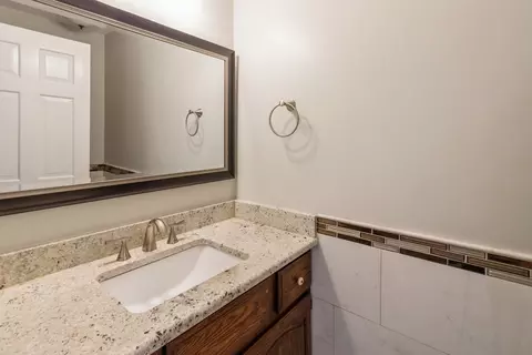 Bath - 3951 Bordeaux Dr, Hoffman Estates, IL 60192 photo 1 of 4