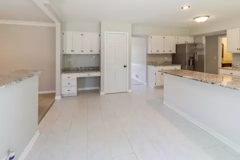 Kitchen - 3951 Bordeaux Dr, Hoffman Estates, IL 60192 photo 4 of 5