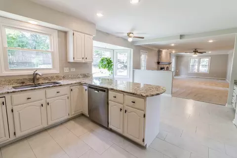 Kitchen - 3951 Bordeaux Dr, Hoffman Estates, IL 60192 photo 2 of 5