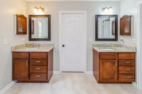 Bath - 3951 Bordeaux Dr, Hoffman Estates, IL 60192 photo 3 of 4